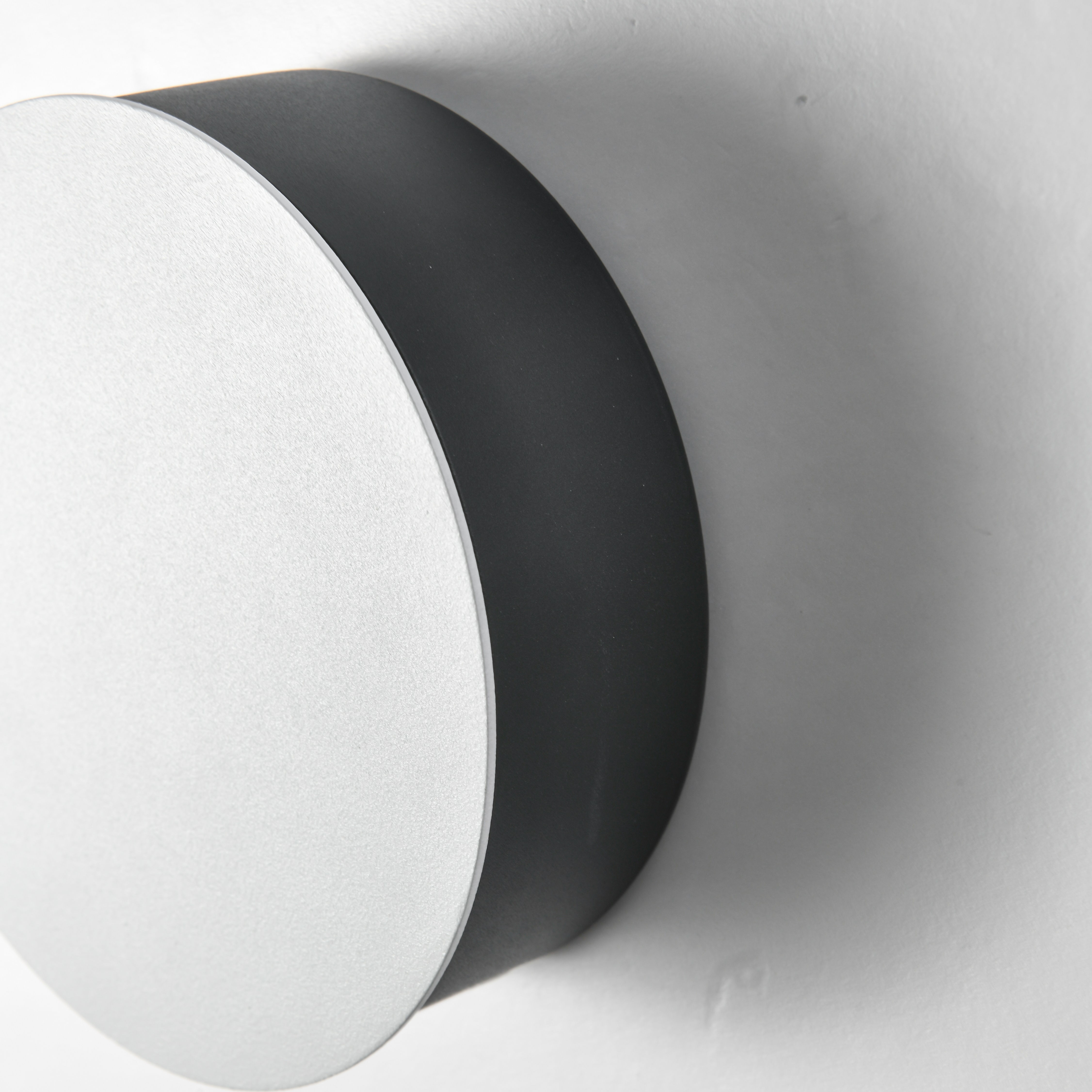 Round LED wall lamp