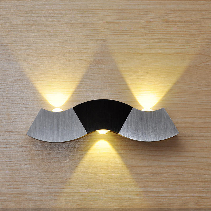 Beard wall lamp