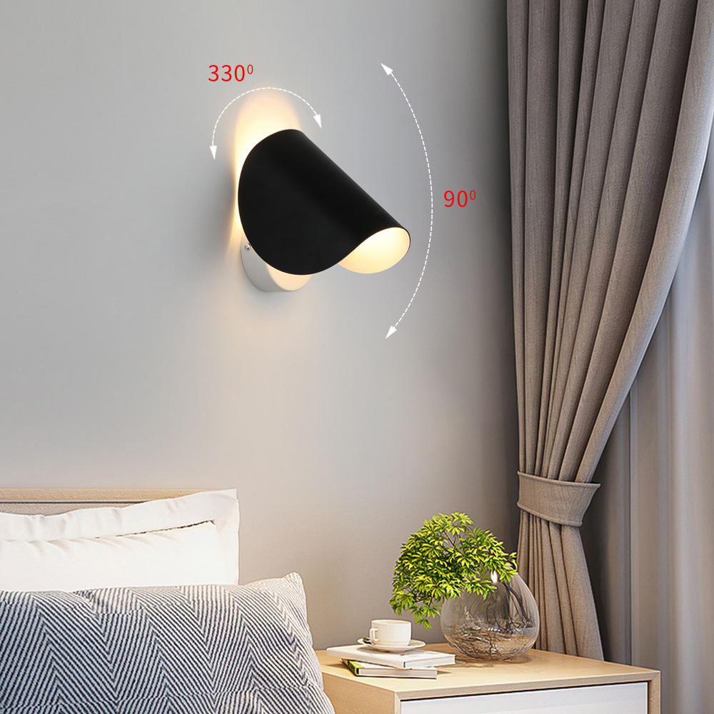 Rotatable wall lamp